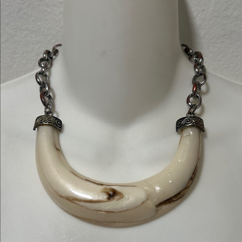 Elegant Cream and Silver Necklace